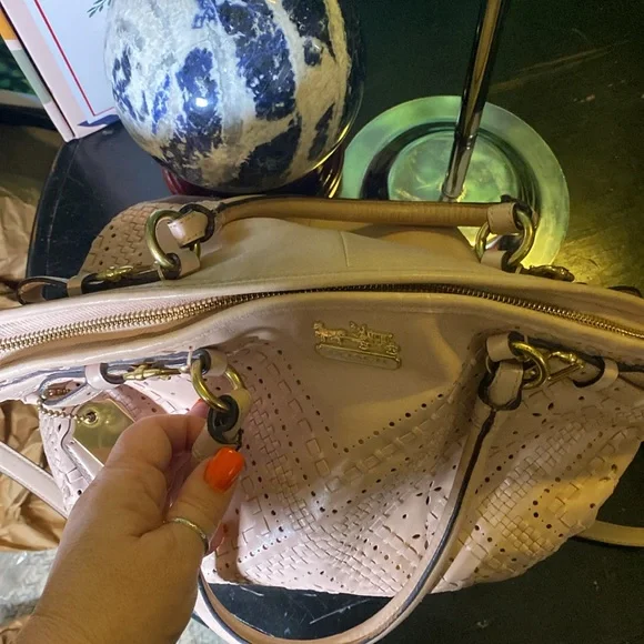 Coach blush pink shoulder bag. This bag is fire!! Pink and brass ❤️🔥 - Picture 13 of 16